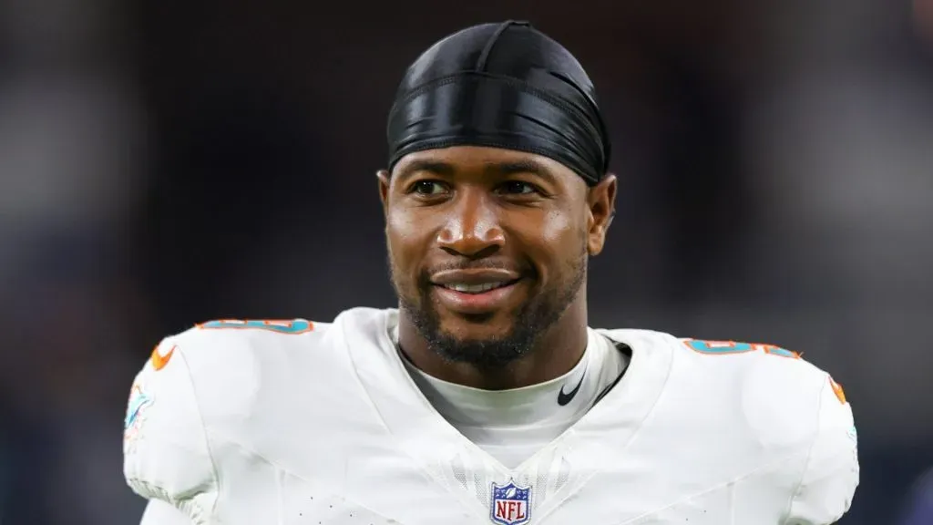 Miami Dolphins tight end Jonnu Smith (9) runs off of the field after the NFL, American Football Herren, USA game between the Miami Dolphins and the Los Angeles Rams on November 11, 2024 at SoFi Stadium in Inglewood, CA.